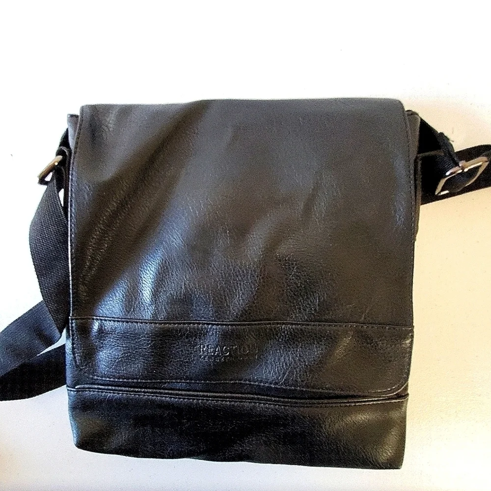 Kenneth Cole Reaction Messenger Bag Textured Black Carry All Travel Commute